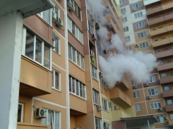 В Краснодаре загорелась квартира на четвертом этаже жилого дома