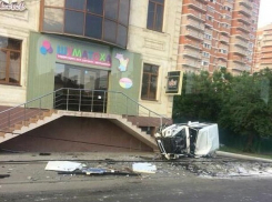 В Краснодаре «Гелик» на скорости влетел в караоке-клуб