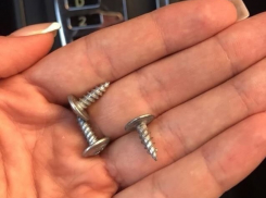 Странные бабушки кидают саморезы под машины в Сочи