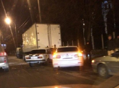 В Краснодаре «шестерка» залетела под КамАЗ