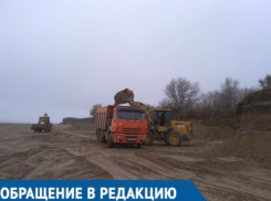  С берега Краснодарского водохранилища вывезли тонны песка, - местный житель 