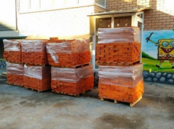  К горевшему дому в Краснодаре привезли необходимые стройматериалы 