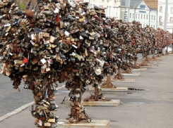 В Краснодаре вблизи Моста поцелуев появятся деревья с замками