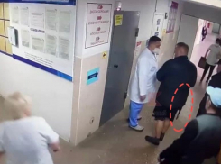 Пациентов поликлиники Краснодара спас от мужчины с автоматом главврач, а не росгвардейцы