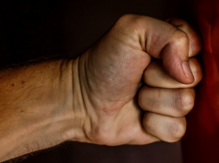 Жесткую драку двух водителей посреди дороги в Сочи сняли на видео очевидцы