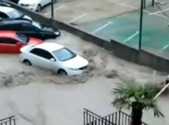 В Сочи из-за проливных дождей размыло улицы