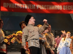 Комедией «Кубанские казаки» открылся 98-й сезон Краснодарского Театра драмы