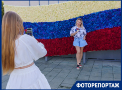 В Краснодаре в День России собрали огромный триколор из роз