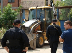 В Краснодаре для сноса забора вызвали спецподразделение ГБР 