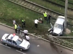 Машина снесла столб в центре Краснодара в ходе погони