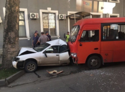 Маршрутка в Краснодаре сделала из «легковушки» гармошку 