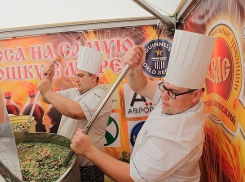 Окрошку из 1,5 тонн кваса приготовили в Краснодарским крае