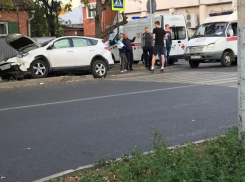 После столкновения с «крузаком» Toyota влетела в дерево в Краснодаре