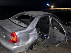 Ранним утром в Краснодарском крае на скорости перевернулся автомобиль, есть погибшие