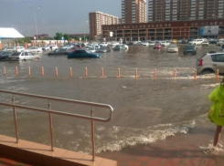  Краснодарцы на видео показали почему город тонет после дождя 