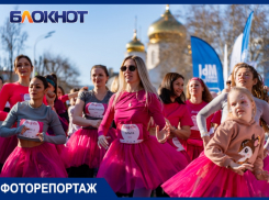 Тысячи девушек ЮФО пробежались по центру Краснодара в розовых юбках: фотовидеорепортаж
