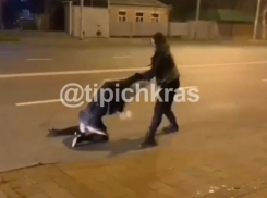 Ожесточенная драка трёх леди попала на видео в Краснодаре