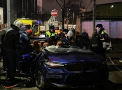 BMW без крыши: в Краснодаре 26-летняя девушка скончалась в жутком ДТП