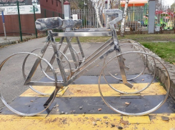 В Краснодаре иномарка снесла парней на велосипеде