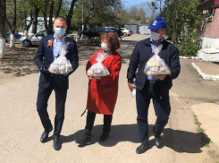 В хуторе Ленина и станице Старокорсунской ветеранам доставили пасхальные куличи на дом
