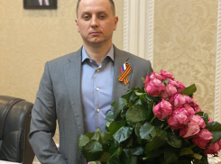 Андрей Анашкин дарит подарки в честь 8 Марта