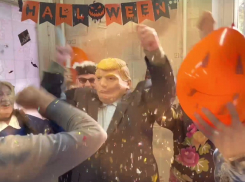 Краснодарские пенсионеры «отпраздновали» Хэллоуин с Трампом и пауками