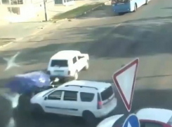 В Краснодаре на видео попало ДТП с участием «опасного» прицепа