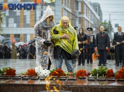 Возложение цветов героям ВОВ и ЧВК «Вагнер», ветеран на коленях, фейерверк: Краснодар отметил День Победы – онлайн трансляция