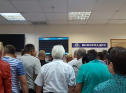  Очередь в очередь: люди записываются с ночи, чтобы взять талончик в «НЭСК-Электросети» в Краснодаре 