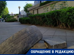 В Краснодаре яму рядом с администрацией залатали шиной