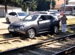 В Краснодаре женщина за рулем решила объехать пробку по ж/д путям и застряла