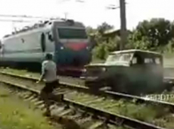 Кубанец зрелищно выпрыгнул из «УАЗа», который поездом разнесло на куски