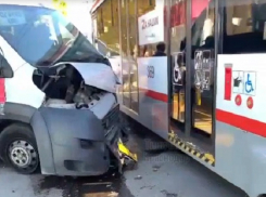 «Аттракцион смерти»: в Краснодаре маршрутки выезжают на встречку и врезаются в трамваи