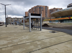 Привет, дождь и снег: продуваемые всеми ветрами новые остановки в Краснодаре возмутили жителей