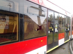 Вандалы, разбившие окно в краснодарском трамвае «Витязь», попали на видео