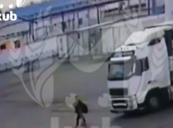 Фура переехала женщину на территории «Агрокомплекса» имени Ткачёва