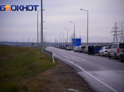 Сотни машин стоят в пробке из Крыма в сторону Краснодарского края