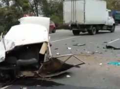 В жуткой аварии в станице Холмской «Жигули» разорвало на части