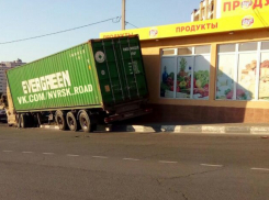 В Новороссийске фура без водителя внутри заехала в продуктовый магазин