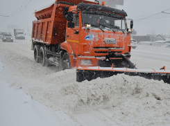 Более 500 человек и десятки спецмашин расчищают дороги и улицы Краснодара от снега