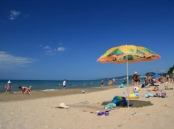 В Туапсе мужчина убил на пляже отца и сына