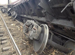 Грузовой поезд сошел с рельсов в Краснодарском крае