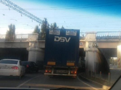 В Краснодаре грузовая фура не смогла проехать под мостом на Вишняковой 