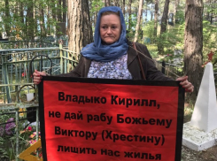 В Радоницу на кладбище жители молились, чтобы не снес жилье глава Геленджика Хрестин