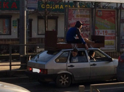 «Емеля на печи»: В Краснодаре мужчина катал с ветерком своего друга на крыше «девятки»