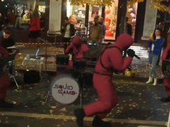 Люди в масках и опасная кукла: Краснодар вдруг оказался «Игрой в кальмара»