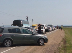 На Кубани автомобилисты вынуждены стоять в пробках из-за киношников