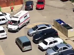  Машина во дворе многоэтажке в Краснодаре сбила ребенка 