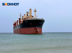 В Краснодарском крае сухогруз Blue Shark снимают с мелководья