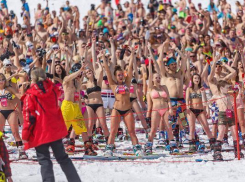 В Сочи поставили рекорд по спуску на лыжах и сноубордах в купальниках